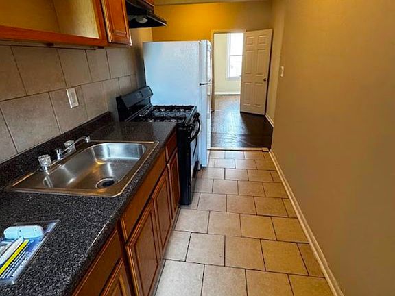 3rd image of 220 Roseville Ave #405R