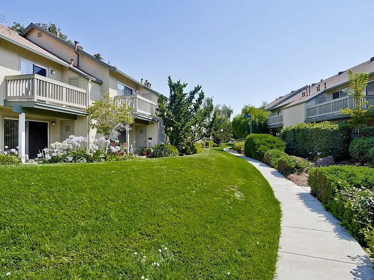 1006 Summerplace Dr — Photo 1