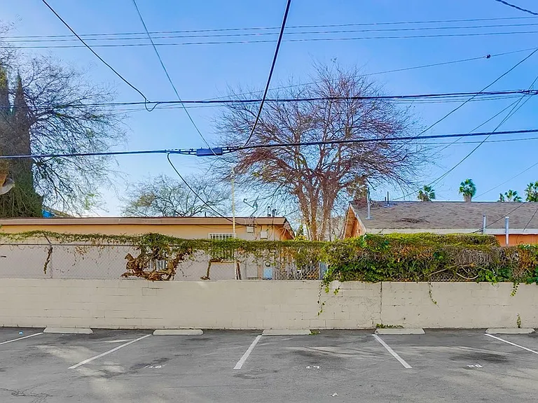 Pet Friendly Apartment Complex in South LA - Gated Parking, Laundry In-Units, Manager On-Site — Photo 9