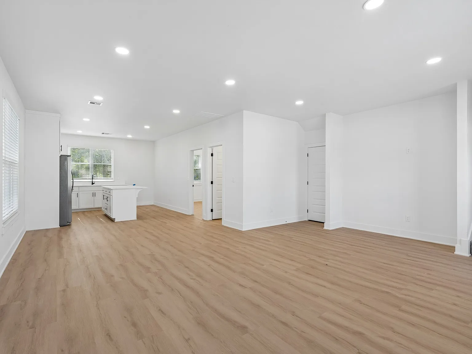 4 bed, $2,900 — Photo 4