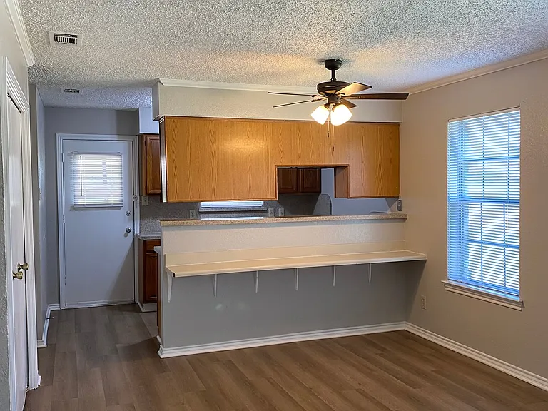 1112 Valley View St — Photo 4