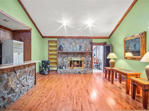 5th image of 1074 Basswood Ct