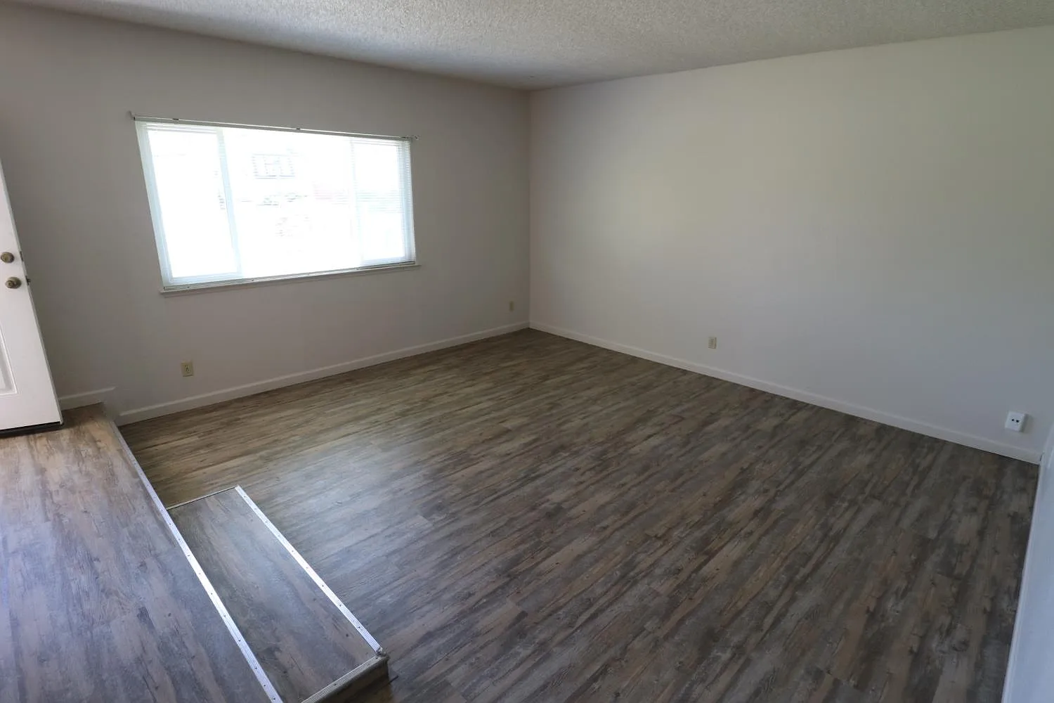 3 bed, 1439 sqft, $2,300 — Photo 4