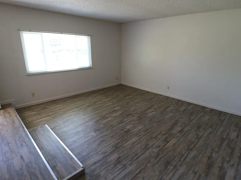 3342 W Oswego Ave — Photo 4