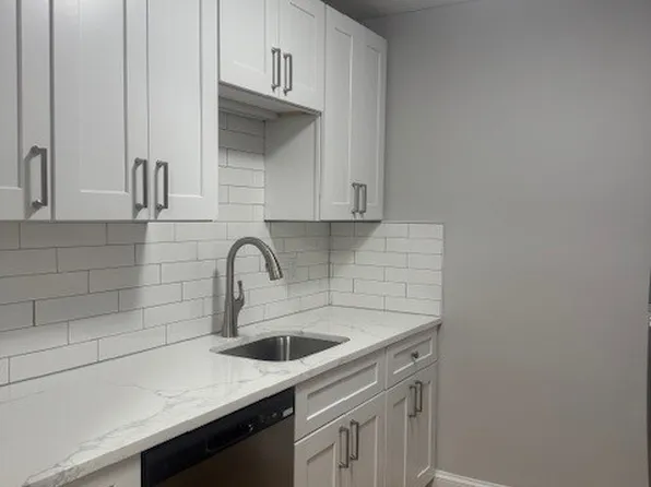 65 Oaklawn Ave APT 207, Cranston, RI 02920