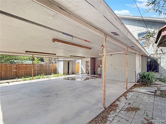 3rd image of 2211 W Hackberry Ave