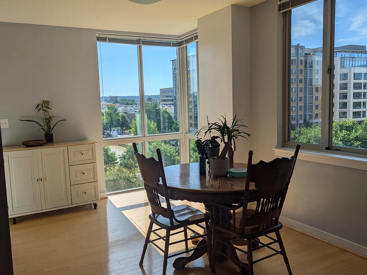 2 bed, 1090 sqft, $3,333 — Photo 2