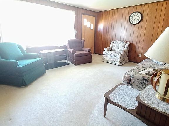 5th image of 19 Scott Dr