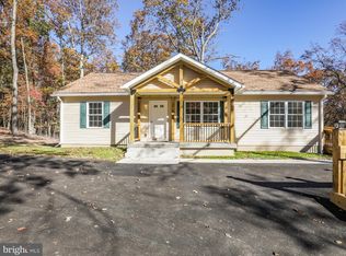 203 Green Leaf Dr, Cross Junction, VA 22625