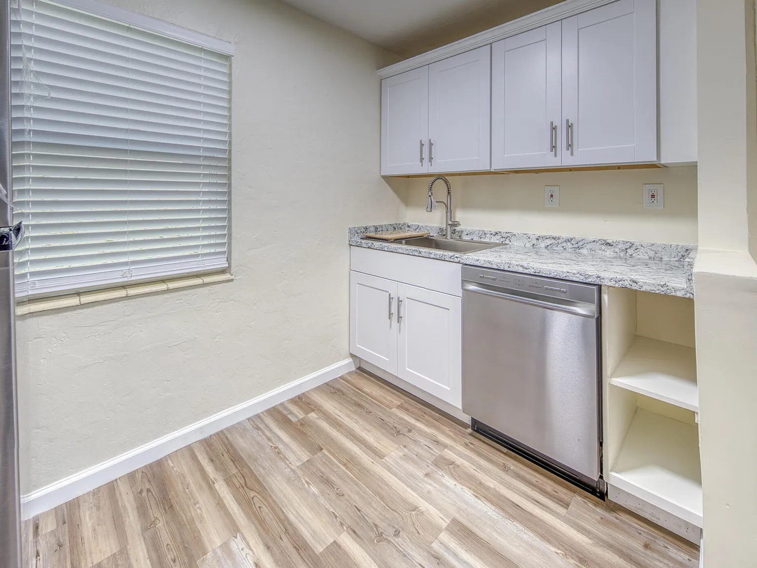 1 bed, 1.0 bath, 400 sqft, $1,495 — Photo 2