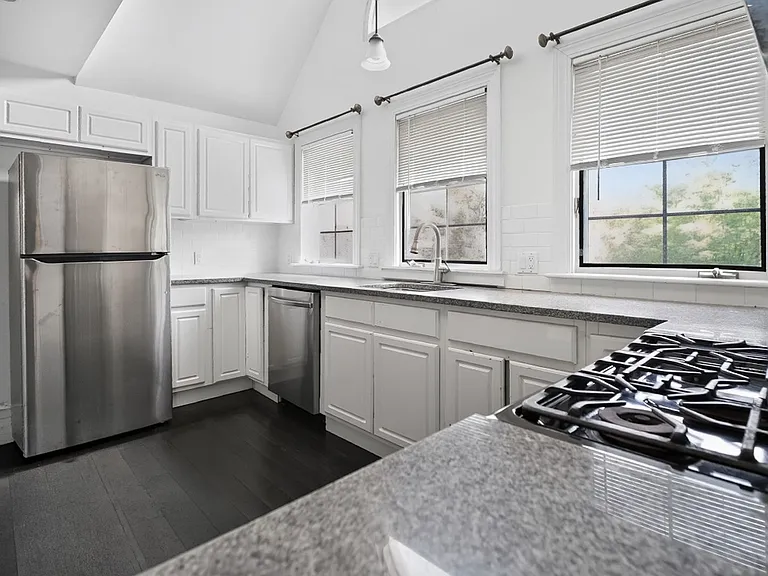 682 Prospect St — Photo 3