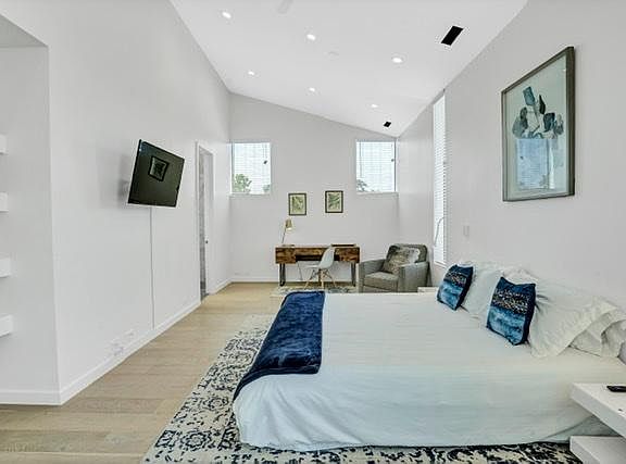 4th image of 3827 Van Ness Pl