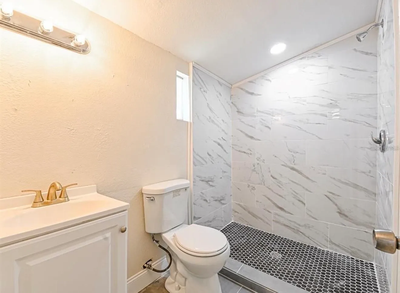 Renovated Efficiency For Rent Available Now — Photo 4