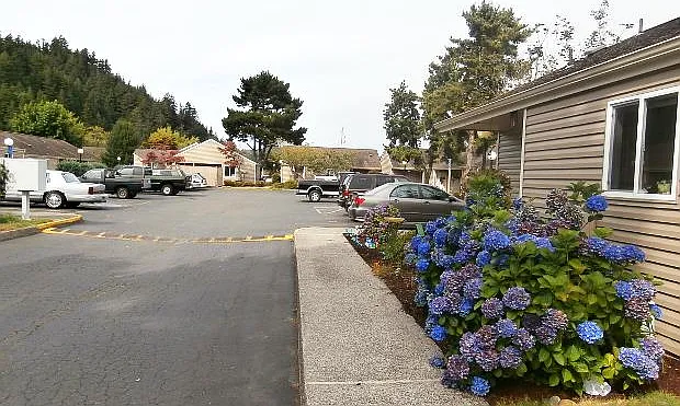 Riverside Manor II — Photo 2