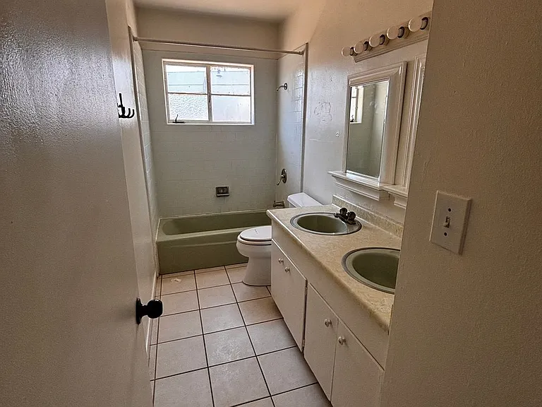 1431 W 7th Pl — Photo 6