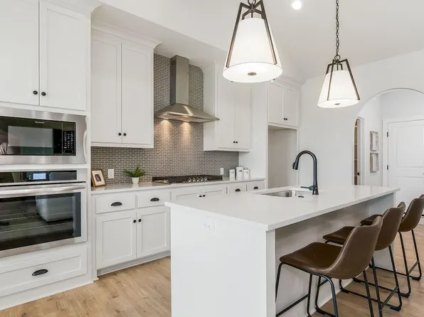 4941 146th St, Basehor, KS 66007