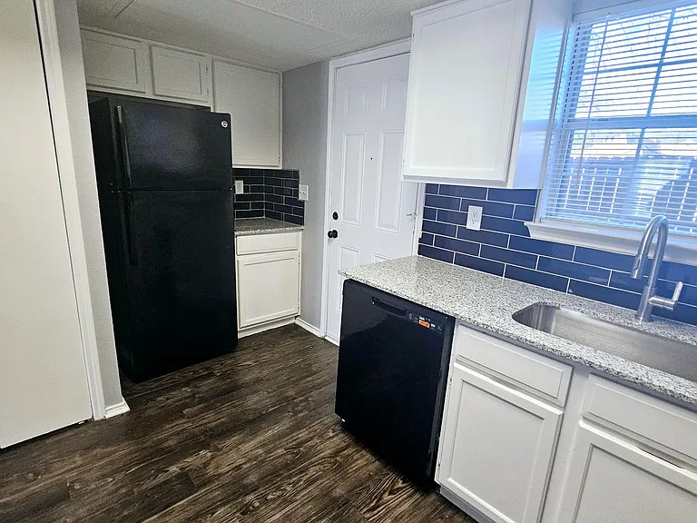 $500.00 of Move In SPECIAL - Updated Townhouse Available Now — Photo 4