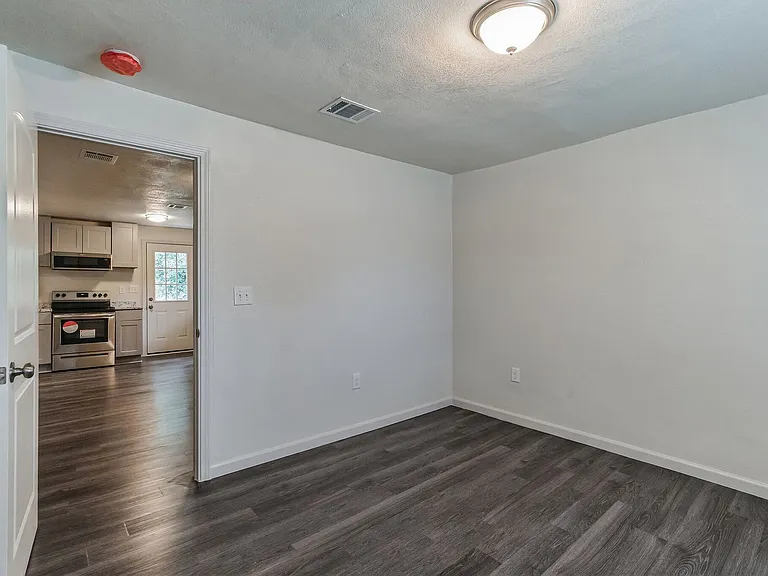 101 W Schreiner St — Photo 6