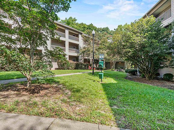 3rd image of 625 Edgewater Ln