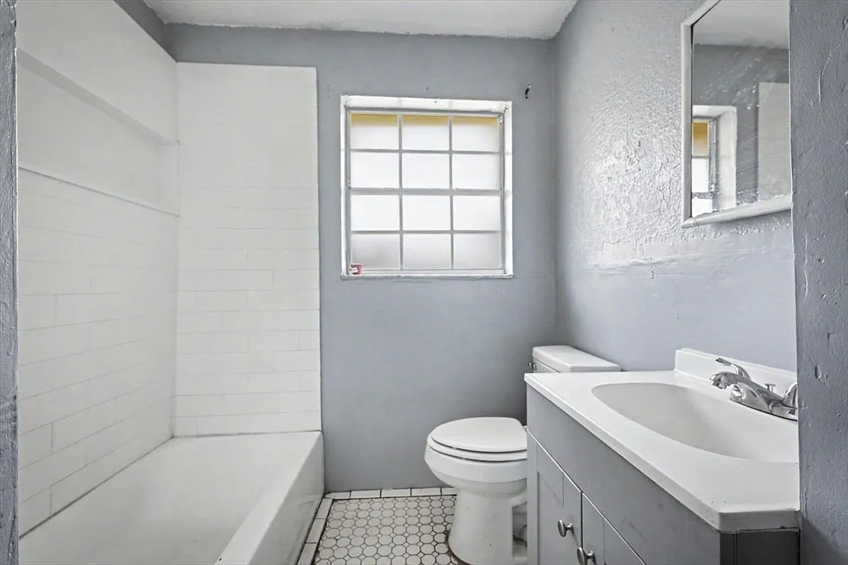 3 bed, 936 sqft, $1,565 — Photo 2