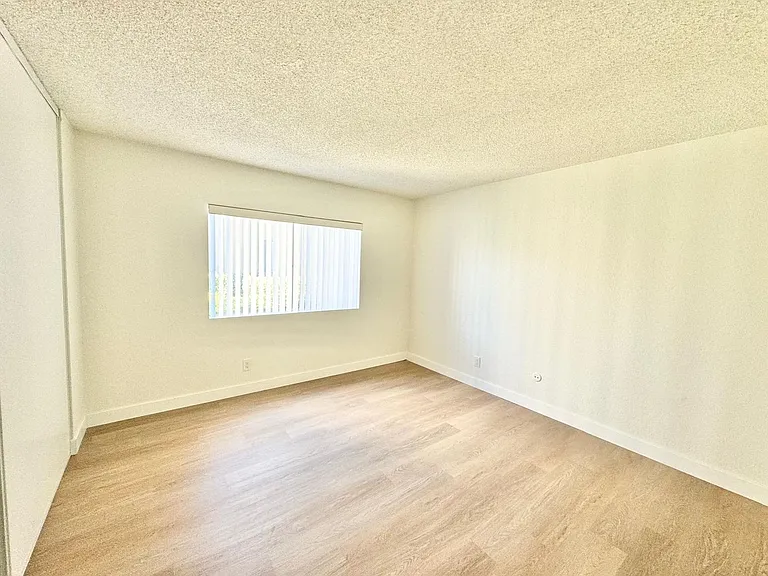Buena Vista Apartments — Photo 18