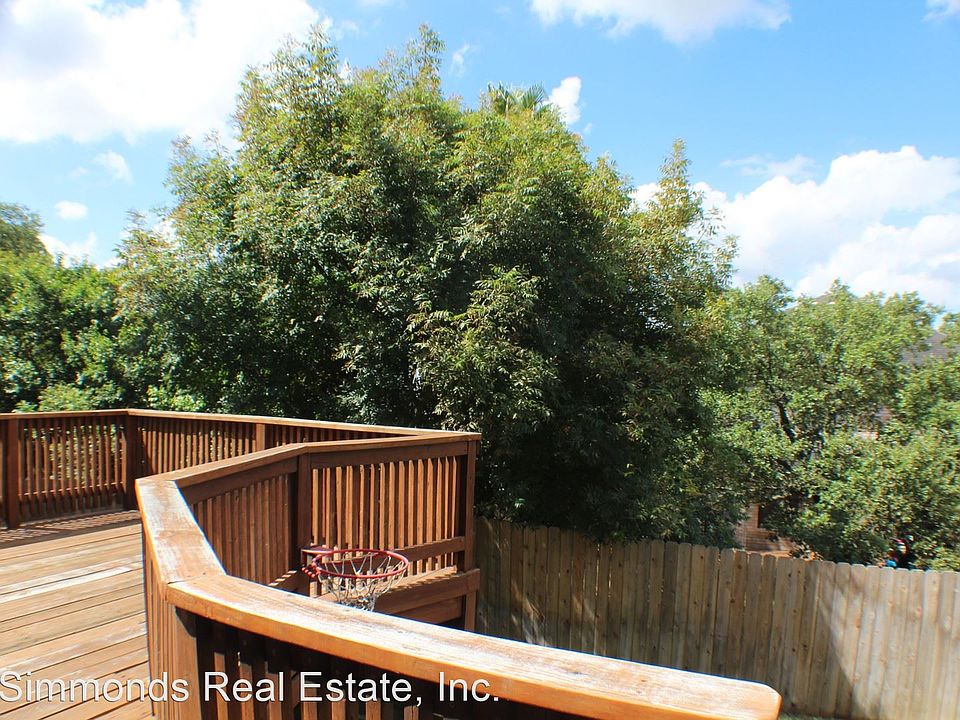 1st image of 1118 Oak Path