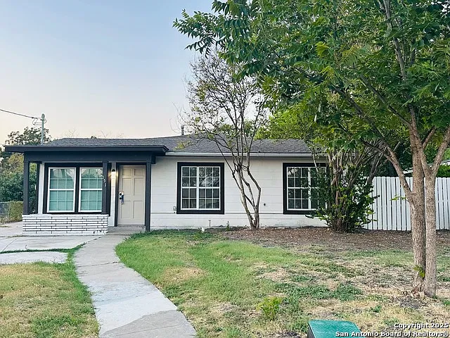 4 bed, 2.0 bath, 1656 sqft, $1,750 — Photo 1