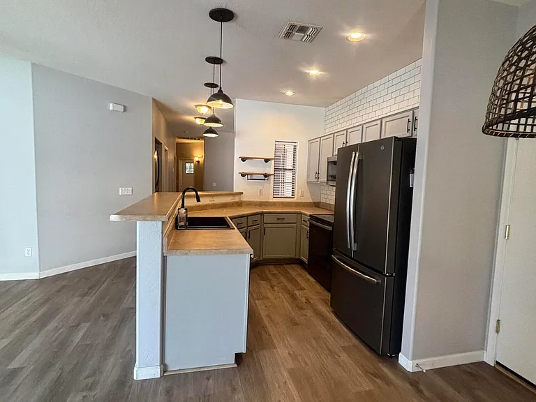948 E Savannah Dr — Photo 32