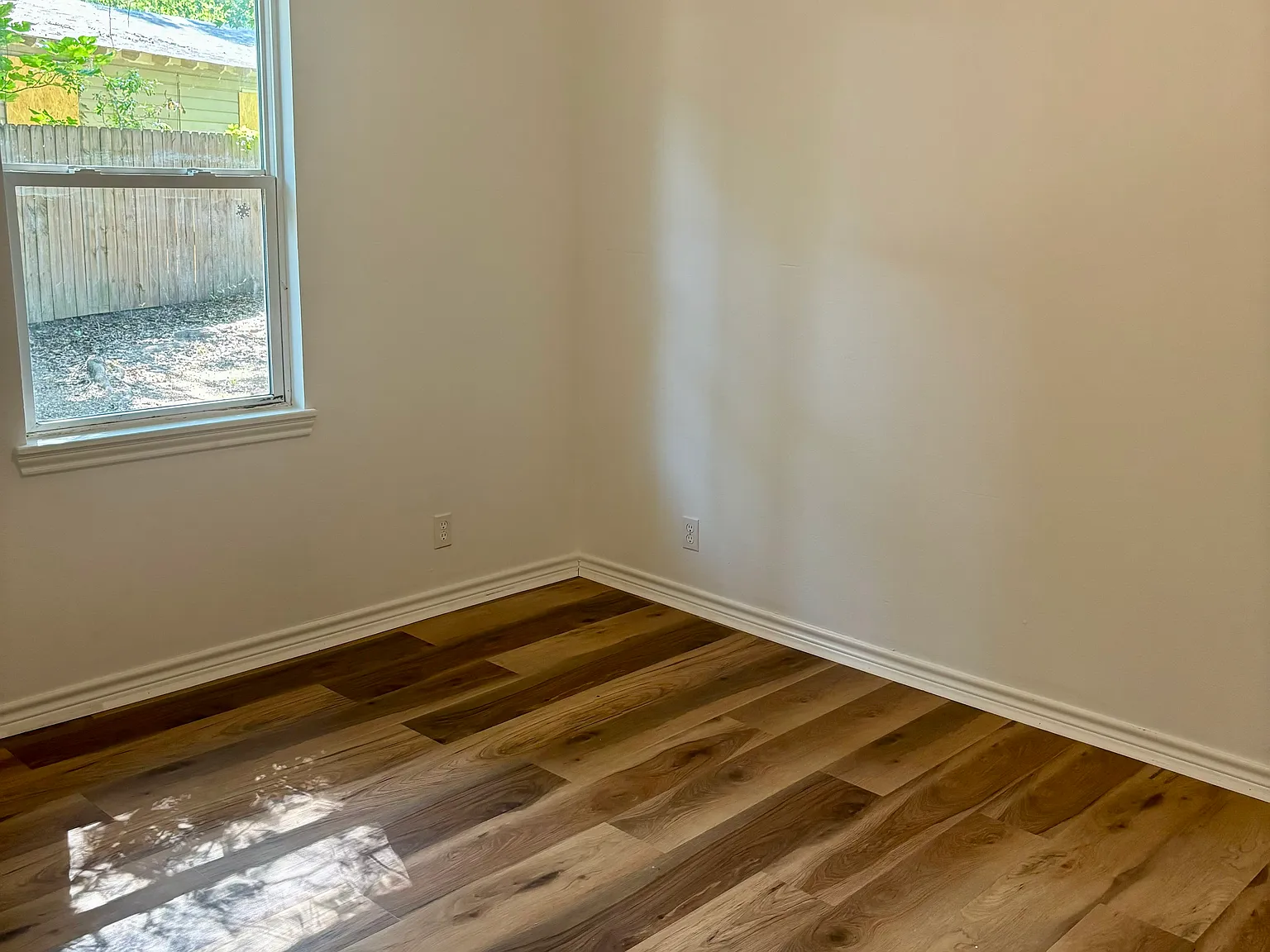 3 bed, 960 sqft, $1,300 — Photo 4