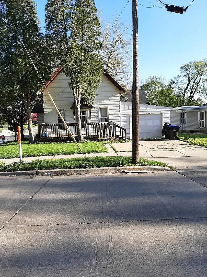 1002 W Olive St photo 1
