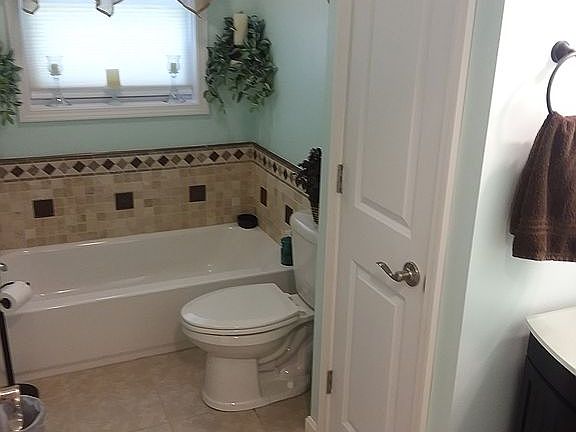 2nd image of 123 W Lakeview Dr