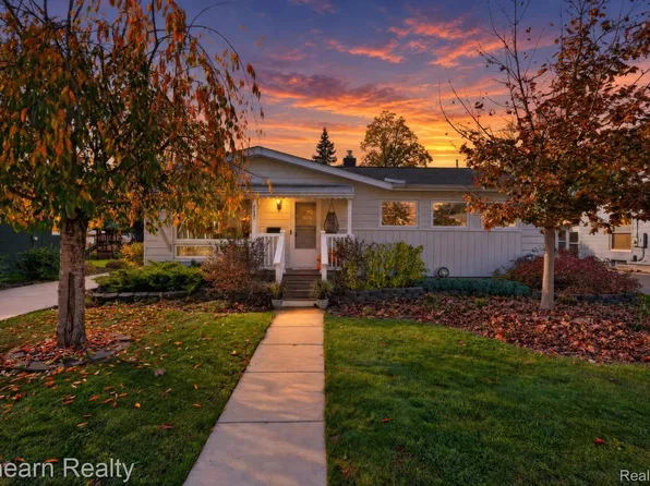 737 Elmwood Dr, Fenton, MI 48430