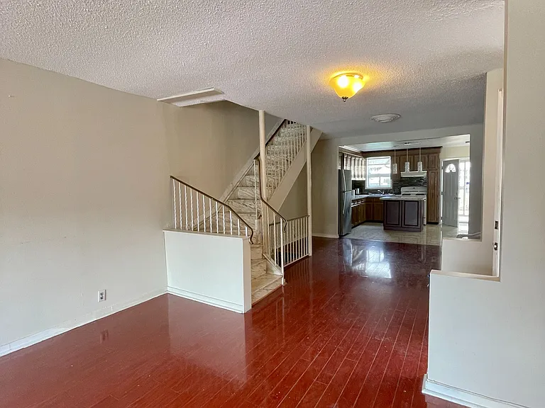 693 Ossington Ave — Photo 3