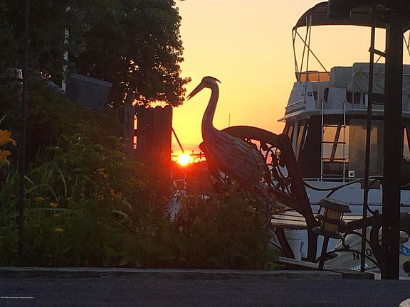 3rd image of 8 Blue Heron Dr