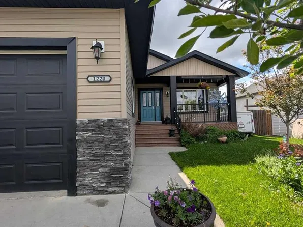 1220 E 21st St, Bowden, AB T0M 0K0