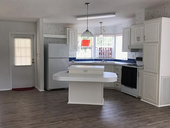 3rd image of 17 White Feather Ln