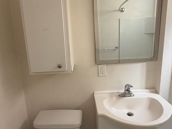4th image of 407 Loma Dr #1/2