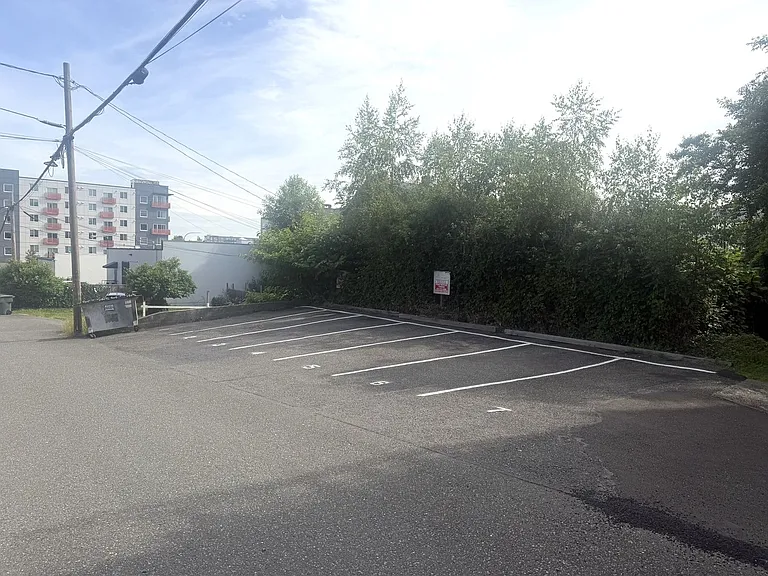 Belmont - 13 Unit — Photo 17