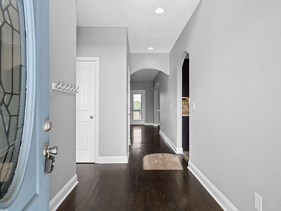 5th image of 744 Lillian Grace Dr