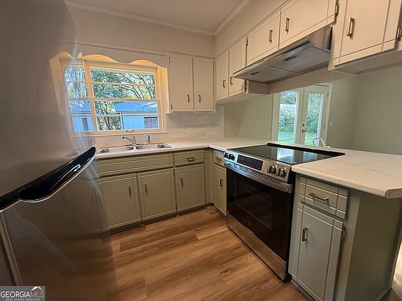 2nd image of 195 Hollywood Ave