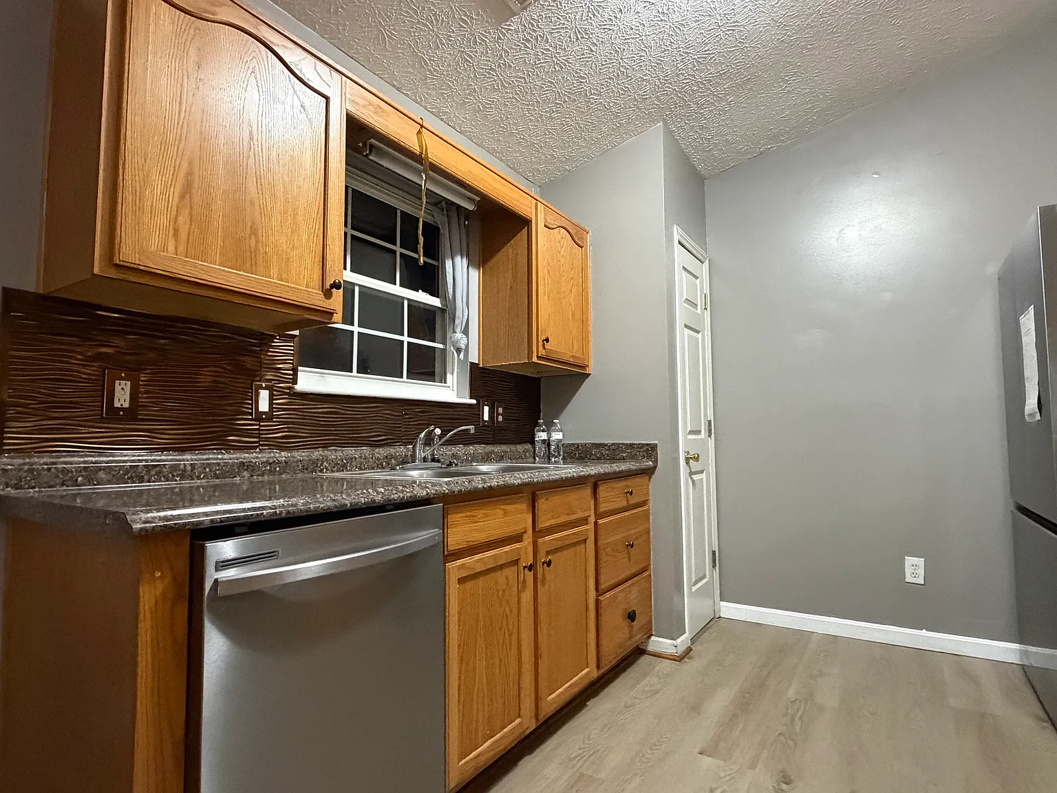 3 bed, 1328 sqft, $1,895 — Photo 3