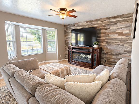4th image of 214 Meadow View Dr