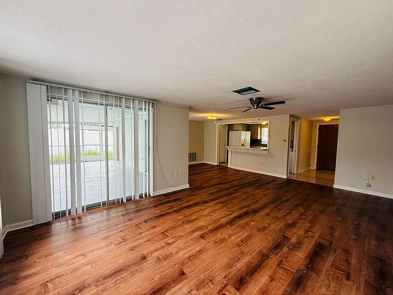 7910 Lilac Dr — Photo 3