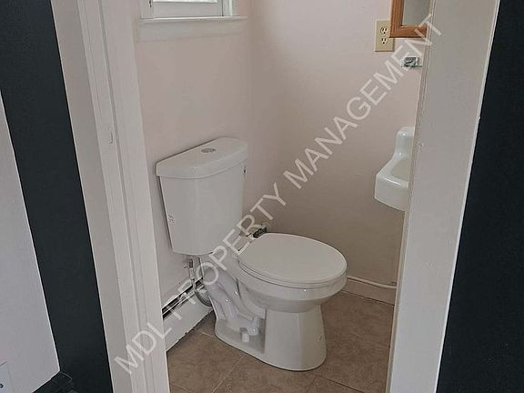 5th image of 916 N Saginaw St #8