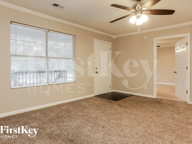 604 Rays Ln SE — Photo 2