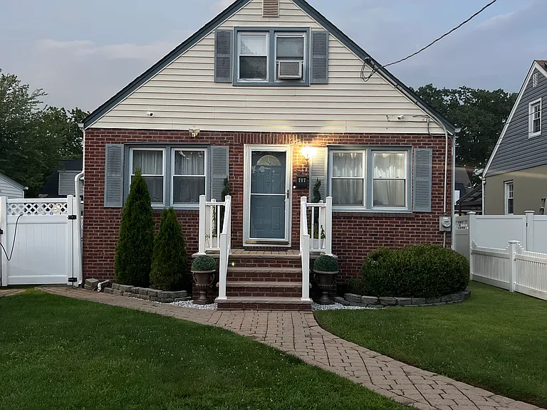 717 Sheridan Ave — Photo 1