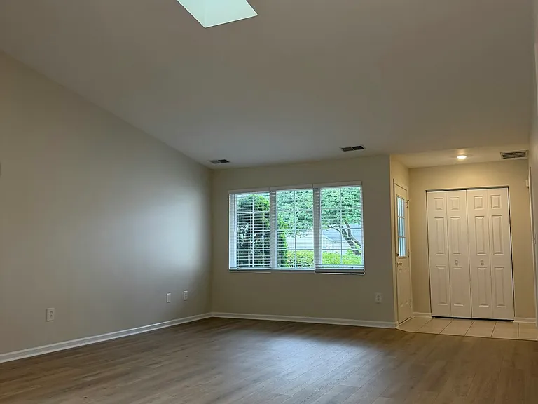 1727 Chestnut Dr — Photo 2