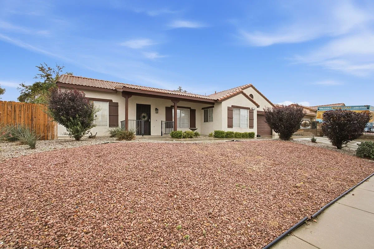 3 bed, 2.0 bath, 1326 sqft, $2,100 — Photo 2