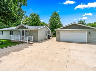 5638 Peninsula Dr E, Waterford, WI 53185