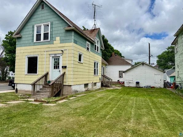 231 8th St S, Virginia, MN 55792